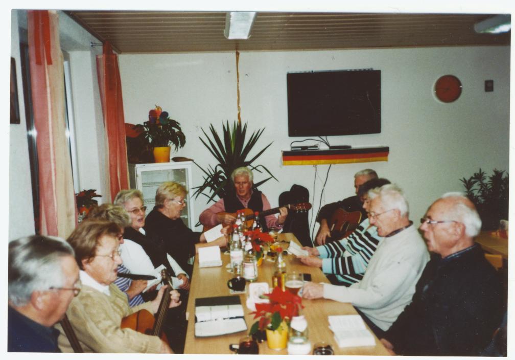 Ein Foto unserer Singgruppe bei einer Probe.